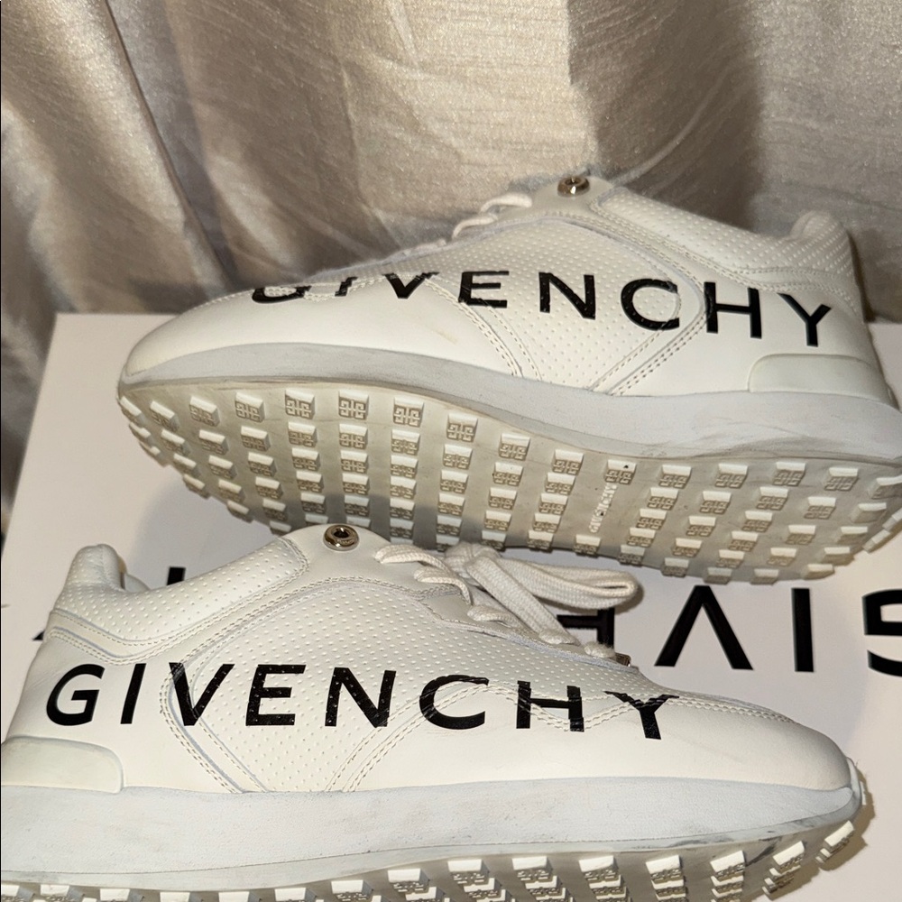 π€ Authentic Givenchy GIV Runner Logo Sneakers White 7 37 π€ - Picture 3 of 15